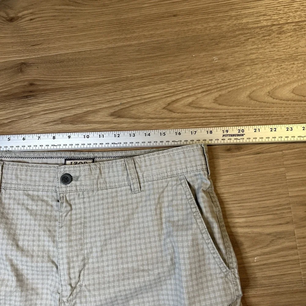 Izod  Men's White And Gray Cargo Shorts Size 34 Made In Bangladesh